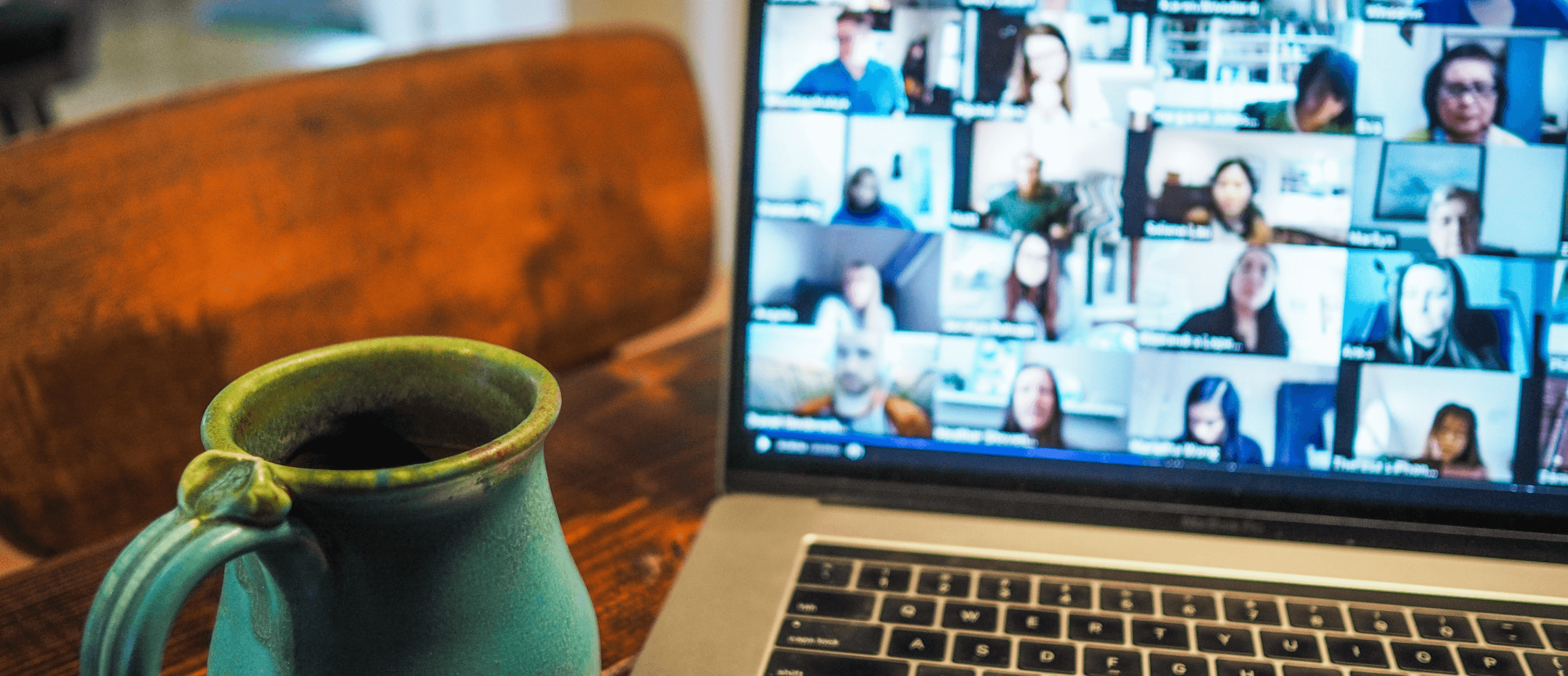 Kaffeetasse vor Zoom-Anruf auf Laptop