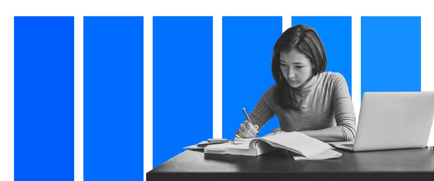 女子用笔记本电脑在书中写作