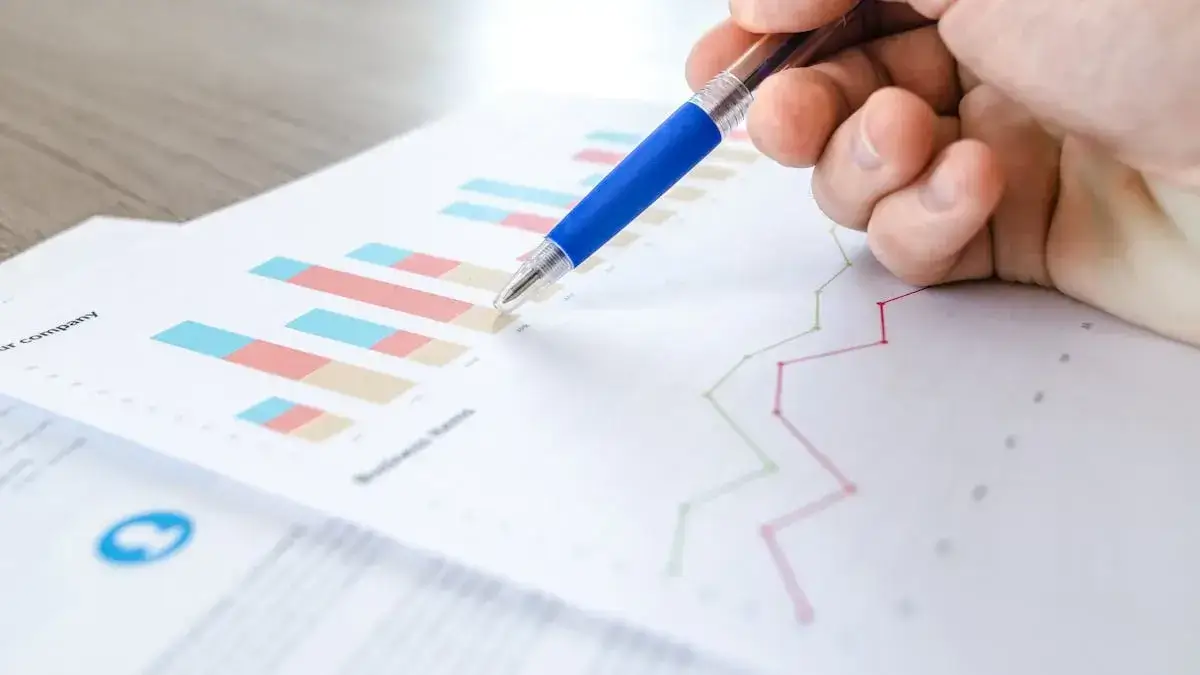 Visualización abstracta de los enfoques modernos de medición de la experiencia del cliente (CX) que se integran en la estrategia empresarial de experiencia del cliente