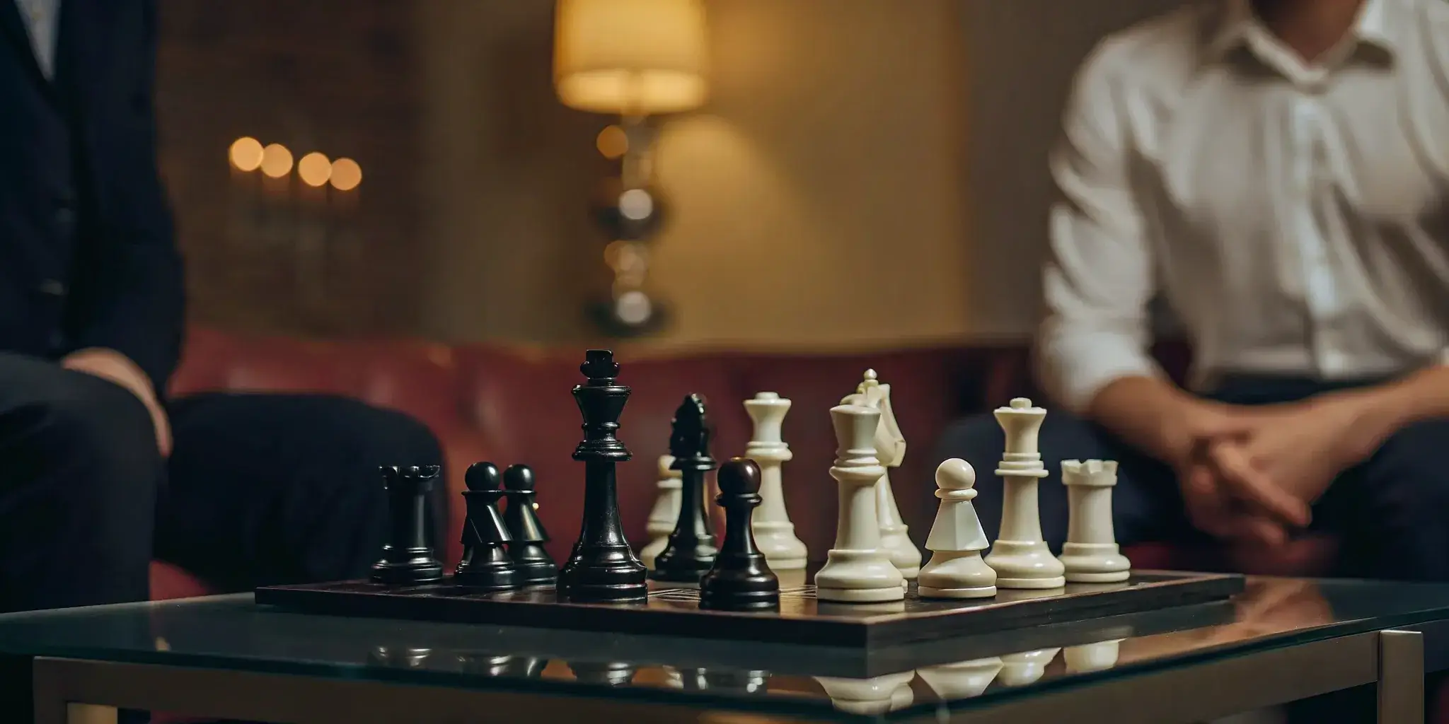 Una partida de ajedrez entre dos personas que representan estrategias competitivas en marketing.