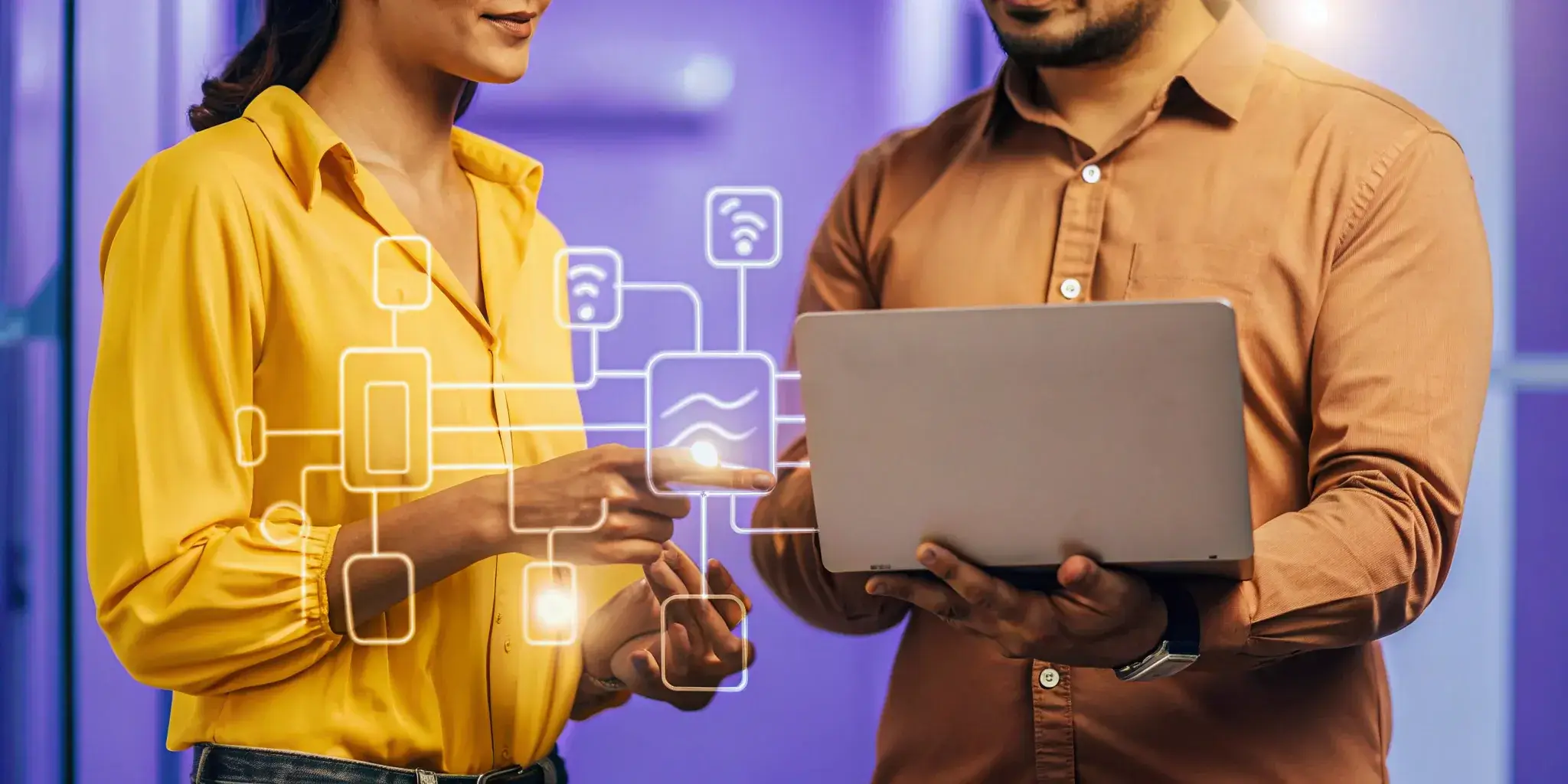 Profesionales que planifican una estrategia corporativa de inteligencia artificial en un ordenador portátil en una oficina moderna.