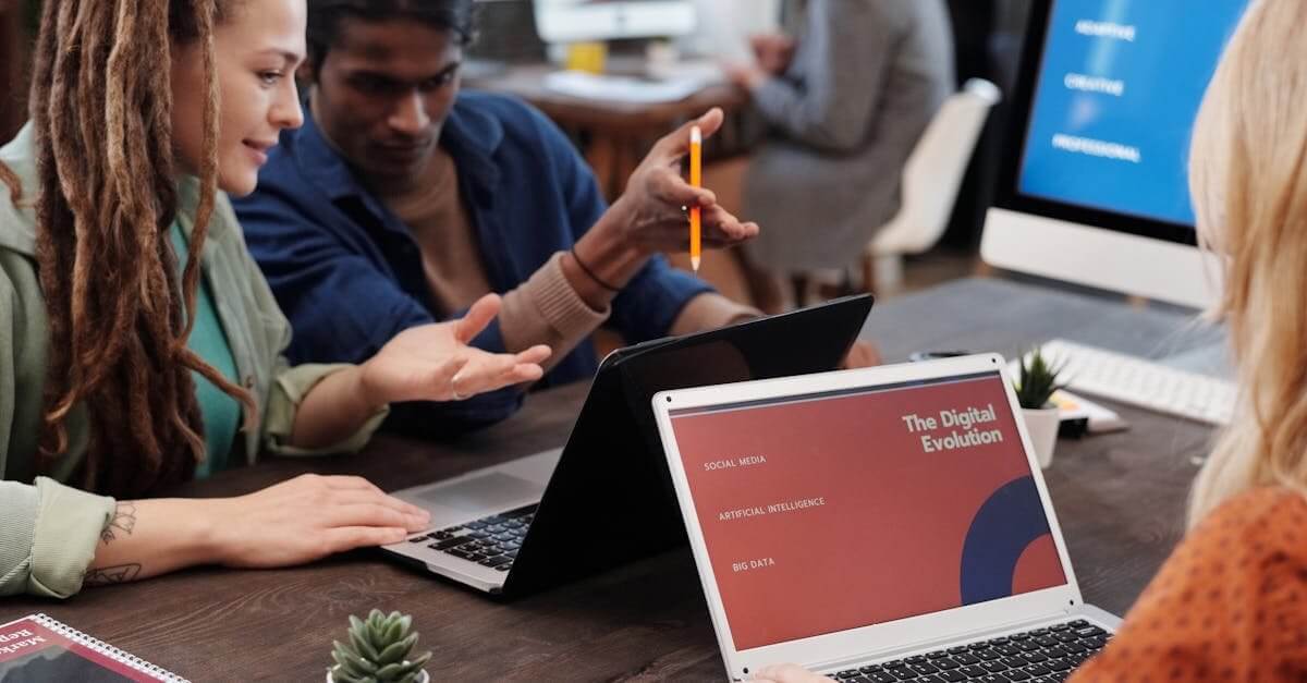 Equipo empresarial colaborando en la estrategia de transformación digital en una oficina moderna