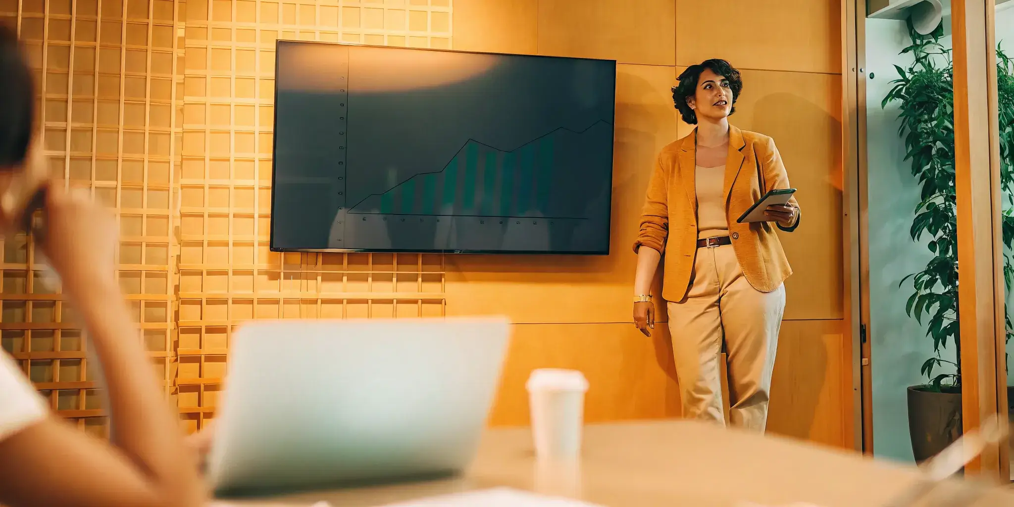Un directivo presenta datos que demuestran por qué la gestión de « marketing » es fundamental para impulsar el crecimiento de la empresa.