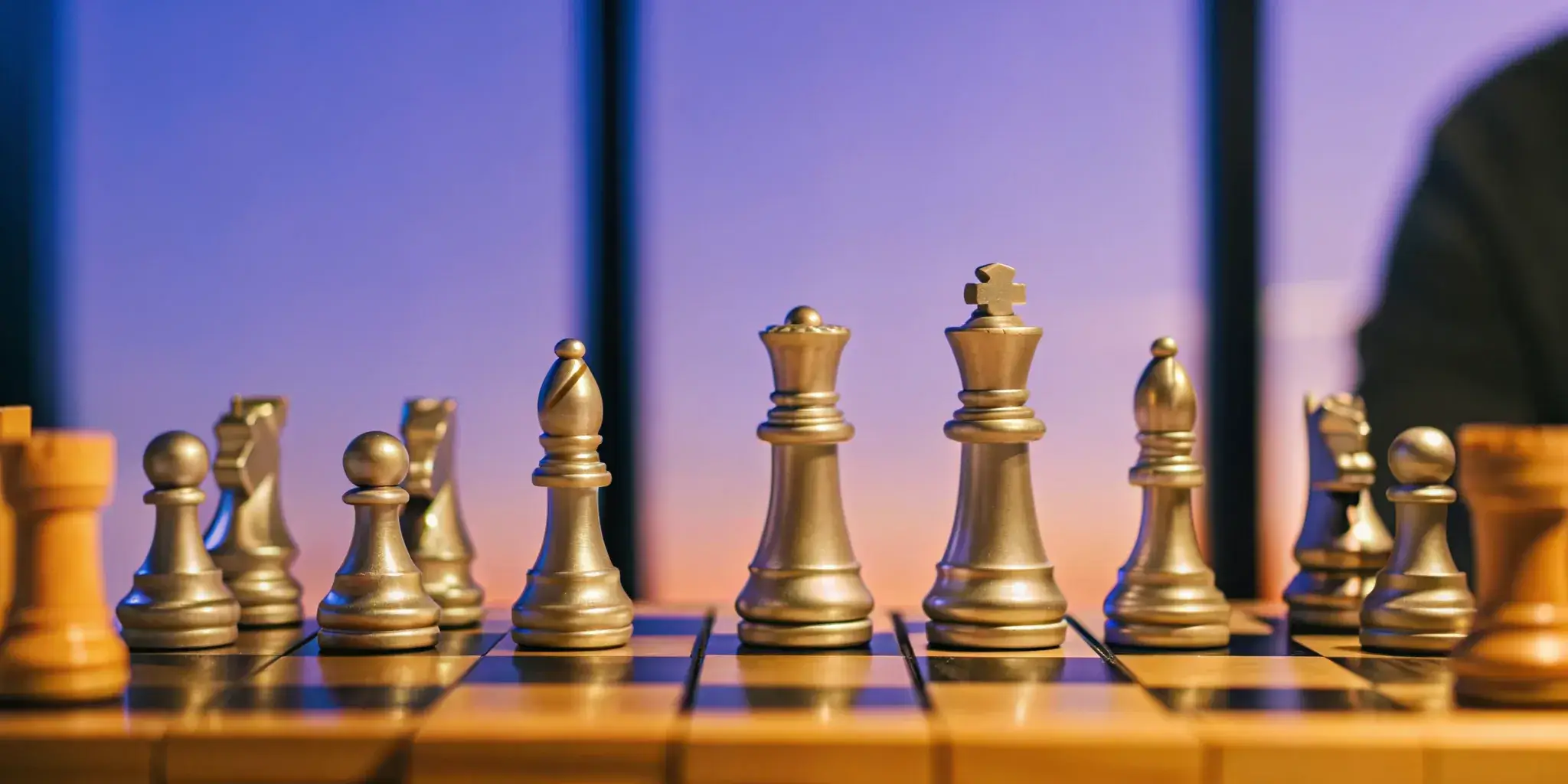 Un tablero de ajedrez que ilustra las estrategias competitivas en la gestión estratégica.